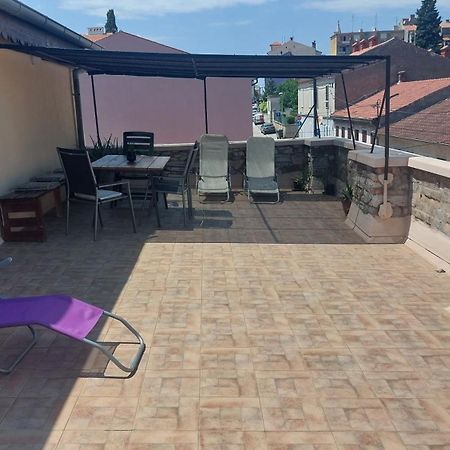 Apartment In Centre With Huge Terace بولا المظهر الخارجي الصورة